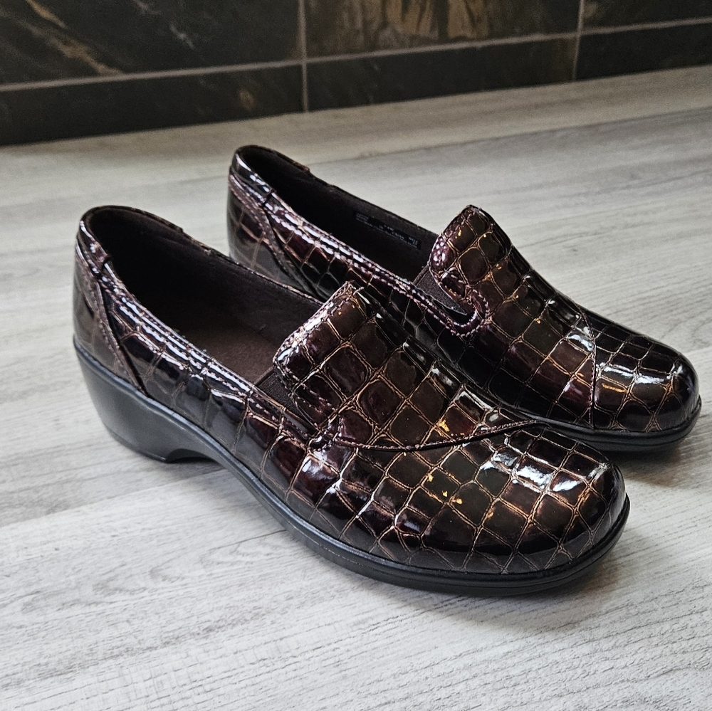 NEW Clarks Bendables Moc Crocs Poppy Brown Patent Leather Slip On Loafer Shoes